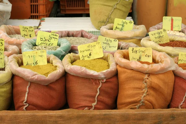 Blandade kryddor på displayen i säckar på marknaden — Stockfoto