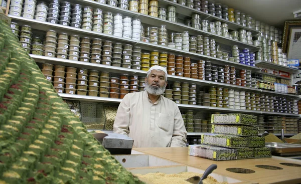 Velho homem muçulmano na frente da colina de especiarias, cidade velha jerusalem, israel — Fotografia de Stock