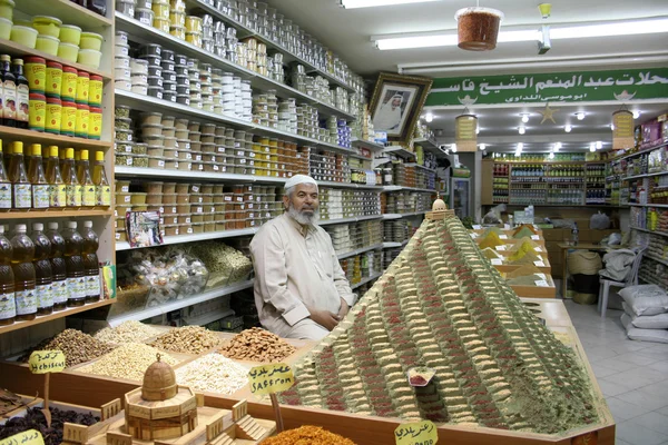 Viejo hombre musulmán en frente de la pirámide de especias, jerusalem de la ciudad vieja, israel —  Fotos de Stock
