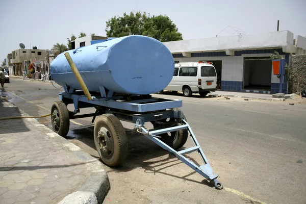 Mobile water tank parked in a street in dahab, sinai, egypt — Stock Photo, Image
