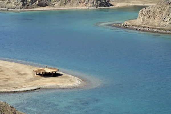 :capanna di canne sulla spiaggia, mare rosso, sinai, egiziano — Foto Stock