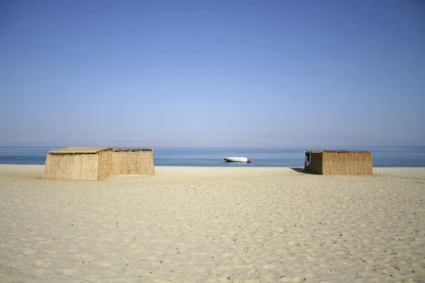 Cabaña de caña en la playa, el mar rojo, el Sinaí, Egipto — Foto de Stock