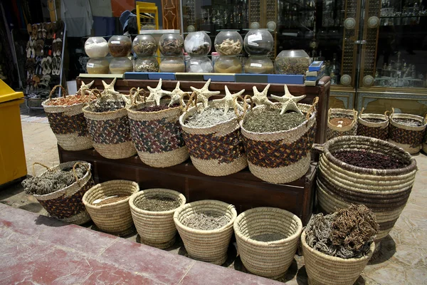 Hvězda ryby a místní byliny na místním trhu v Dahabu, oblast Rudého moře, Sinaj, — Stock fotografie