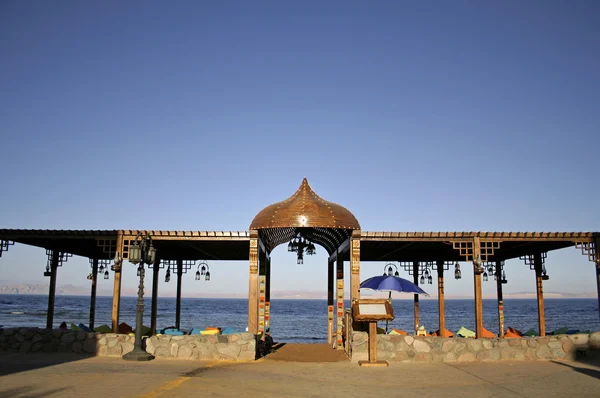 Restaurace na pláži v Dahabu, Rudé moře, Sinaj, egypt — Stock fotografie