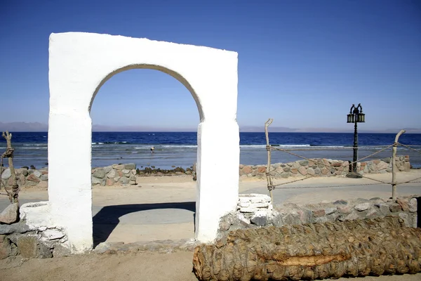 Door archway into bedouin style guesthouse in dahab, red sea, sinai, egypt — Stock Photo, Image