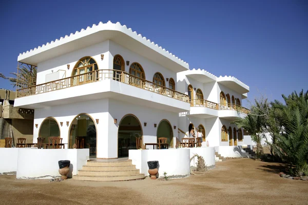 Λευκό ξενοδοχείο δίπλα στη θάλασσα στο θέρετρο Νταχάμπ και Ερυθρά θάλασσα, Σινά, Αίγυπτο — Φωτογραφία Αρχείου