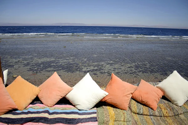 Cuscini in ristorante resort mare rosso, sinai, egiziano — Foto Stock