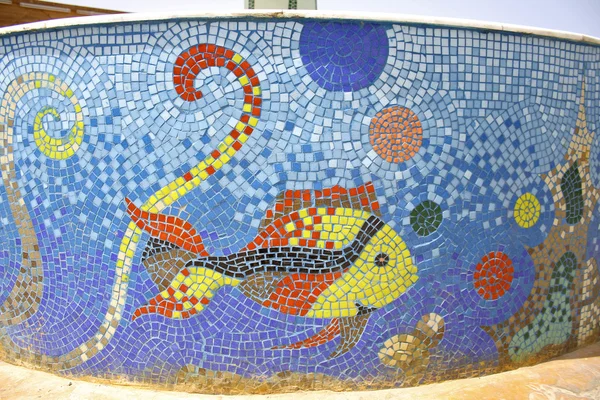 दहाब, सिनाई, मिस्र में फाउंटेन तालाब पर मछली मोज़ेक कला — स्टॉक फ़ोटो, इमेज