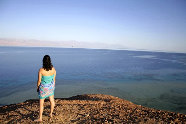 Mladá žena stojící na kopci, Rudé moře, Sinaj, egypt — Stock fotografie