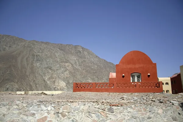 红色圆顶风格的房子在红海区域、 西奈半岛、 埃及 — 图库照片