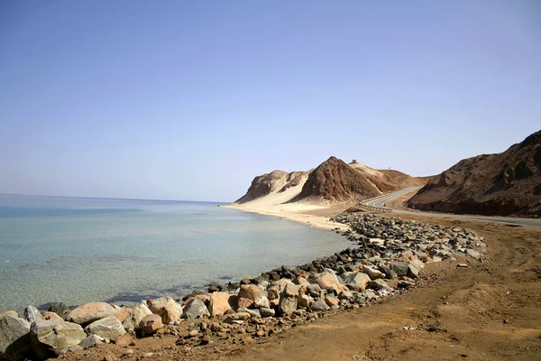 Kronkelende weg en heuvels, rode zee, Sinaï, Egypte — Stockfoto