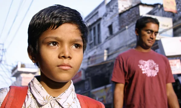 通り、デリー、インドの学校の男の子 — ストック写真