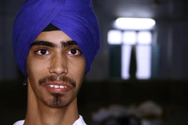 Joven sikh juventud dentro templo, delhi, india —  Fotos de Stock