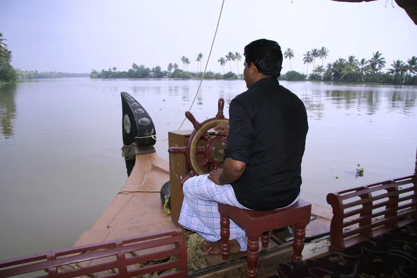Man driving houseboat through backwaters, kerala, india — Stock Photo, Image