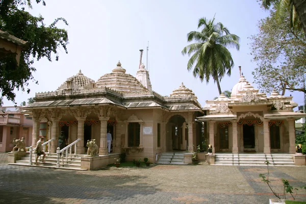 Туристы изучают джайнский храм, Южная Индия — стоковое фото