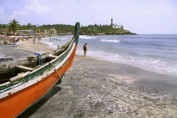 Barca sulla spiaggia affollata, Kerala, India — Foto Stock