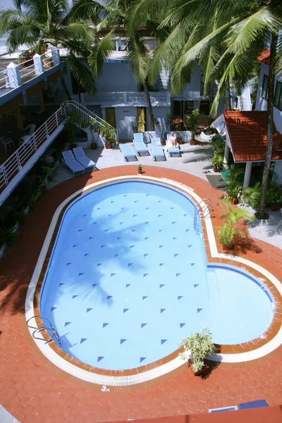 Zwembad binnen resort, kerala, india — Stockfoto