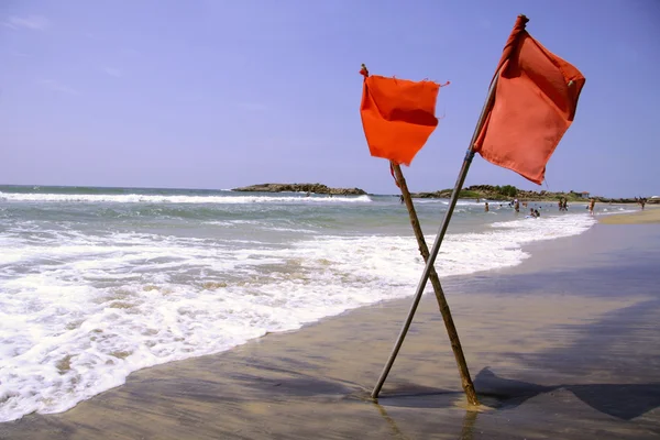 Bandeiras de aviso vermelho na praia, na Índia do Sul — Fotografia de Stock