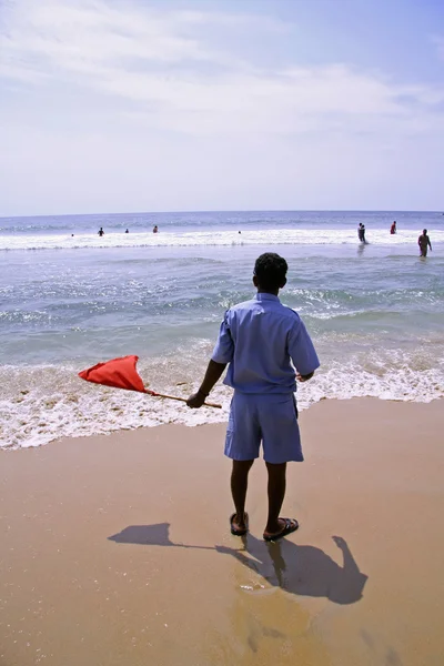 Человек наблюдает вдоль береговой линии, Южная Индия — стоковое фото