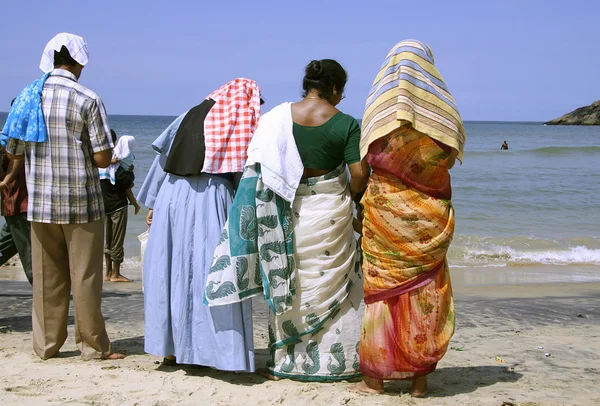 Familjen på stranden, kerala, Indien — Stockfoto