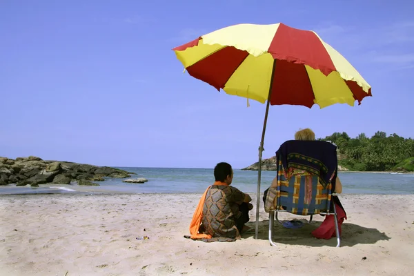Coppia che si rilassa sulla spiaggia, sud dell'India — Foto Stock