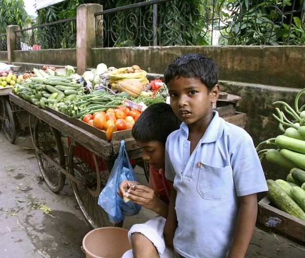 Jongens op fruitmarkt, rishikesh, india — Stockfoto
