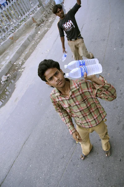 Jovens que vendem água mineral, Índia — Fotografia de Stock