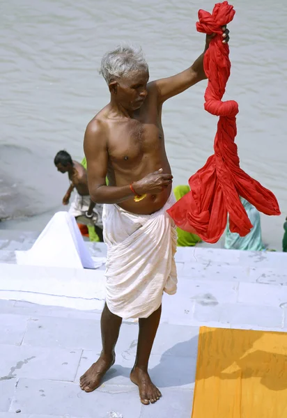 Пральщик на берегах Ганга, Ришикеш, Индия — стоковое фото