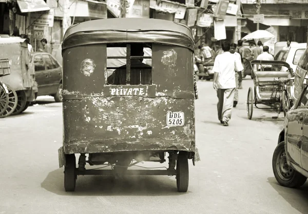 Auto rikša na prázdné silnici, Dillí, Indie — Stock fotografie