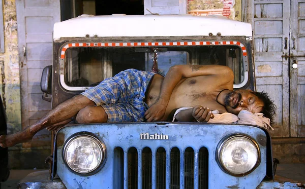Muž mrtvý spí na jeep, Dillí, Indie — Stock fotografie