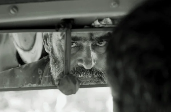 Бородатый авторикша водитель в Дели, Индия — стоковое фото