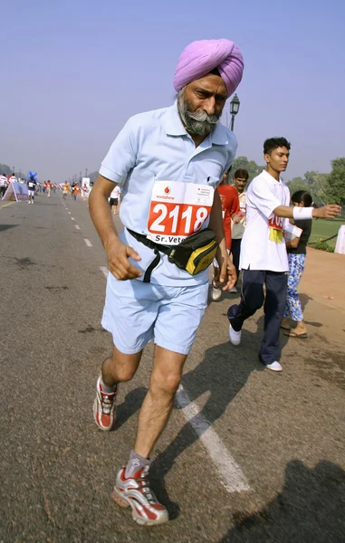 Oude sikh man op de marathon van delhi, india — Stockfoto