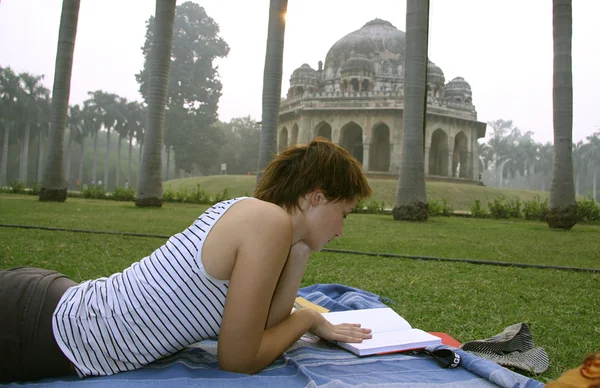 Kobieta czytania książki w lodhi ogrodów, delhi, Indie — Zdjęcie stockowe