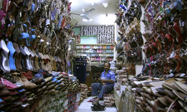 Prodavač uvnitř obuv shop, Dillí, Indie — Stock fotografie