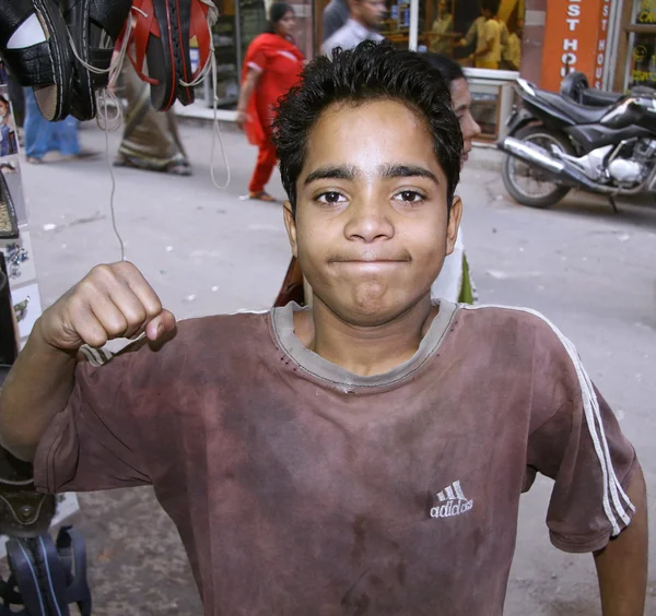Jeune garçon emballer un coup de poing, delhi, Inde — Photo