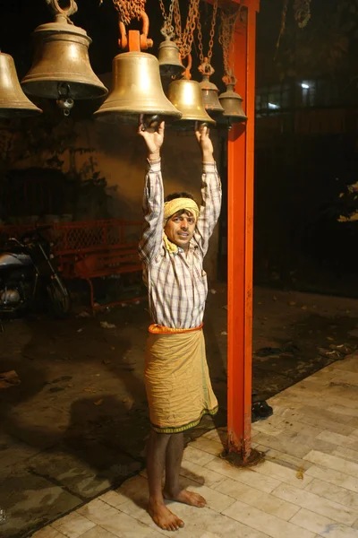 Homem tocando sinos no templo, delhi, Índia — Fotografia de Stock