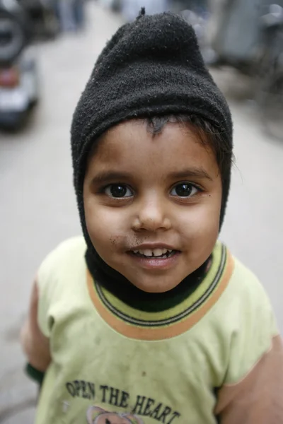 Мальчик на улице, Дели, Индия — стоковое фото