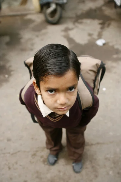 Jongen verlaten voor school, delhi, india — Stockfoto