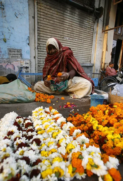 Oude dame verkopen bloemen, delhi, india — Stockfoto