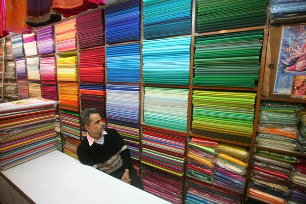 Homme au showroom de tissu, delhi, Inde — Photo