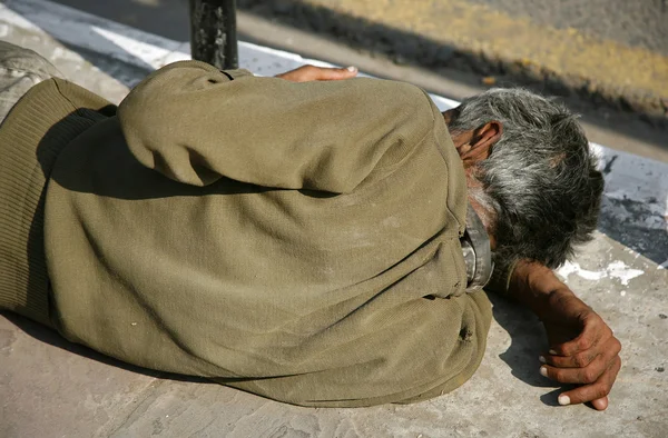 Homem dormindo na calçada, delhi, índia — Fotografia de Stock