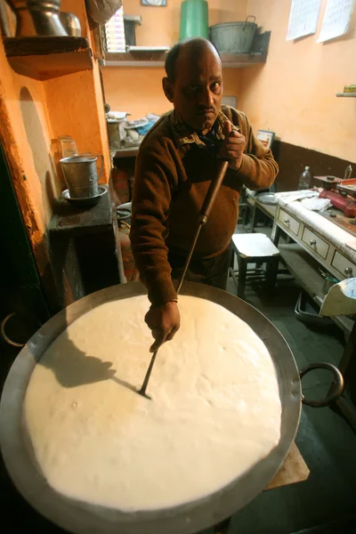 Uomo che prepara kheer al negozio di dolciumi, Delhi, India — Foto Stock