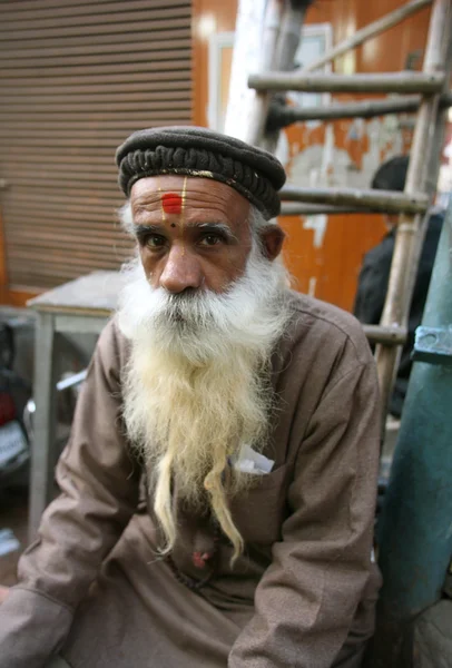 Velho barbudo homem no mercado, delhi, índia — Fotografia de Stock
