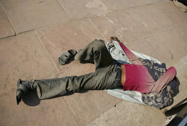 Jugendliche schlafen auf der straße, delhi, indien — Stockfoto