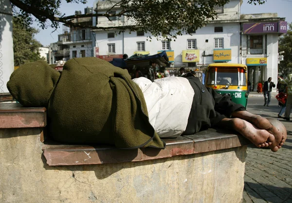 Mann schläft auf Bürgersteig, delhi, indien — Stockfoto