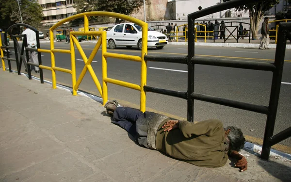 Homem dormindo na calçada, delhi, índia — Fotografia de Stock