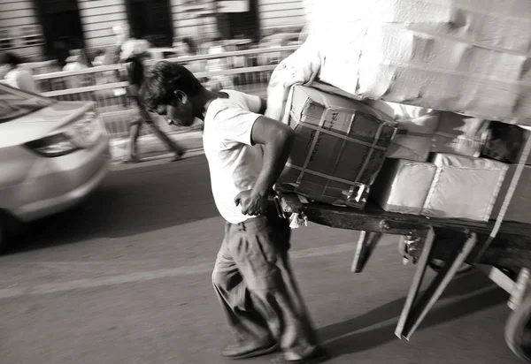 Homme tirant chariot chargé de marchandises, delhi, Inde — Photo