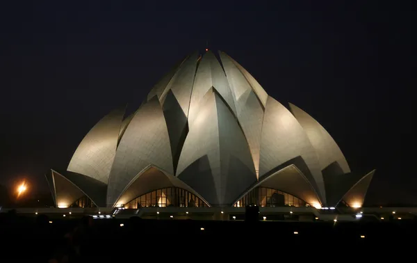 Templo de loto en la noche, Delhi, la India — Foto de Stock