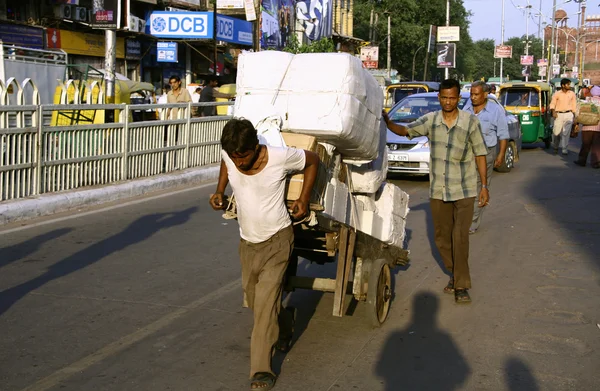 Człowiek, ciągnąc wózek z towarów, delhi, Indie — Zdjęcie stockowe