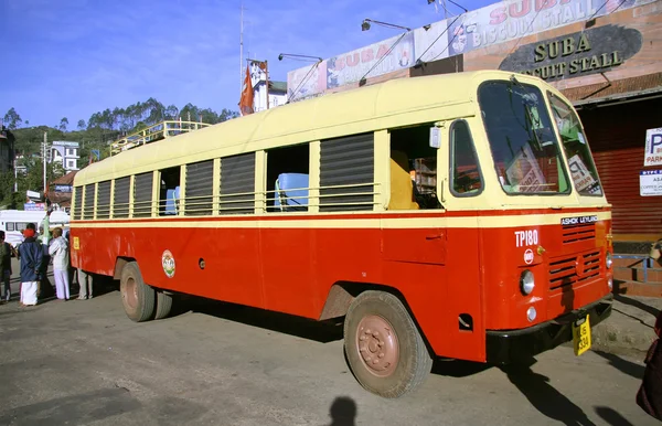 Autobús rojo en la estación de autobuses, sur de la India —  Fotos de Stock
